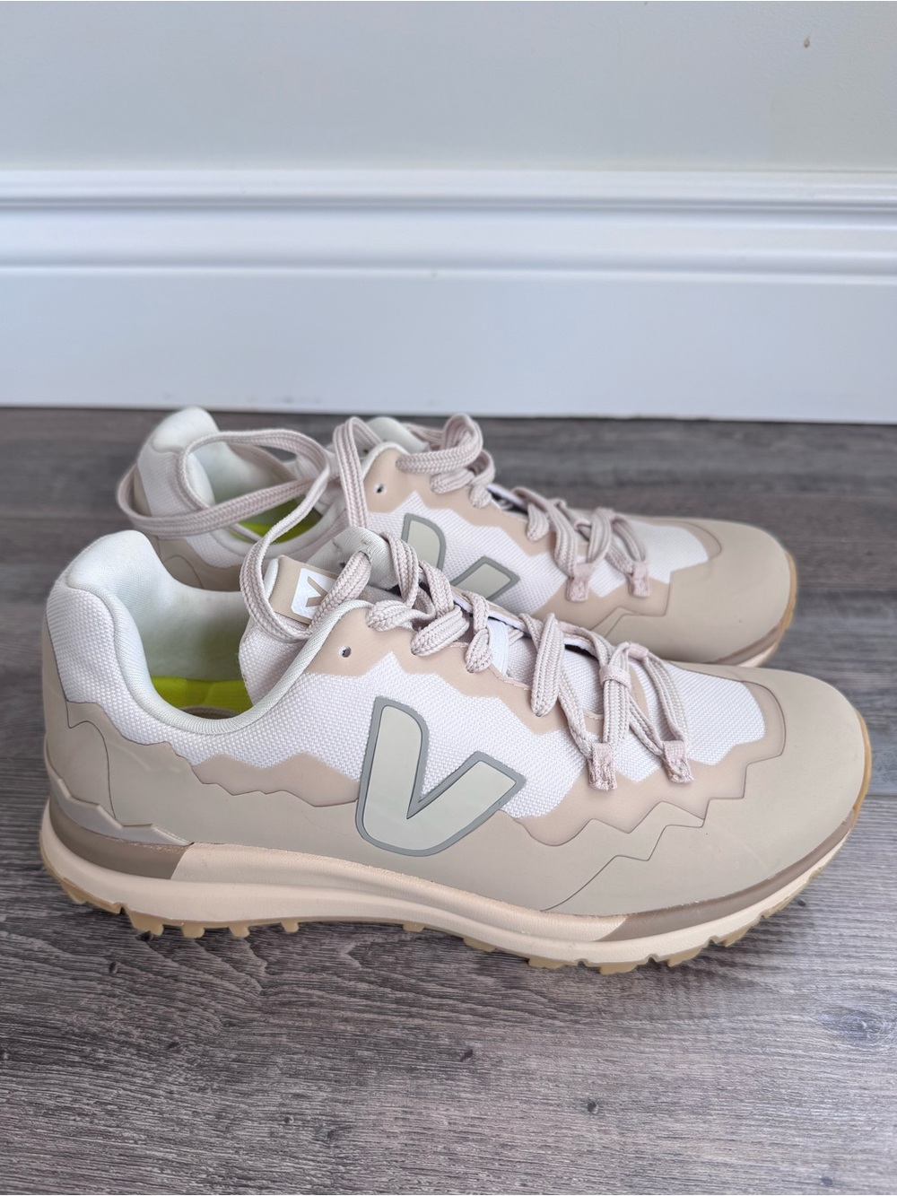 Veja FITZ ROY TREK-SHELL GRAVEL PIERRE ALMOND